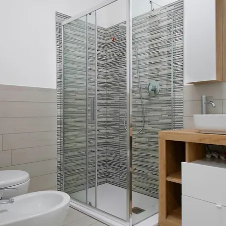 Casa Ideale Tim Appartmanti Moderni Vicina Al Centro 公寓 莱科