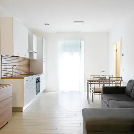 아파트 Casa Ideale Tim Appartmanti Moderni Vicina Al Centro *
